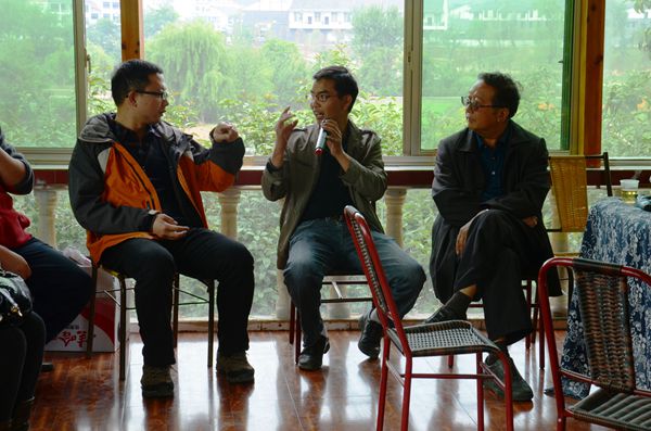 黄其松院长与罗家胜副镇长交谈