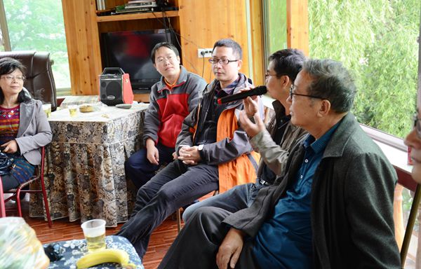 好花红当地干部与专家教授们分享好花红“新农村”建设经验