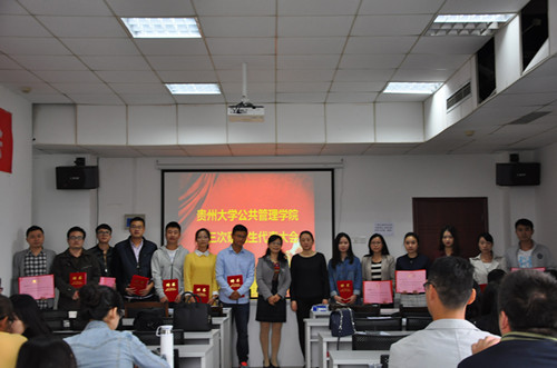 为第二届研究生会委员颁发聘书