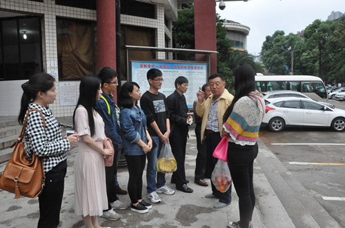 老干部对同学们提出殷切希望